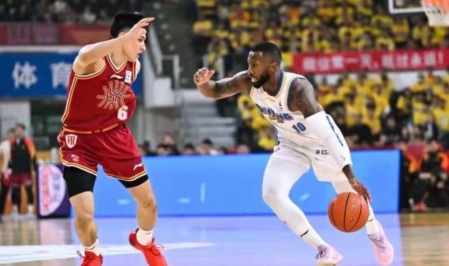 世界杯手机官网直播app下载入口-过分了！顶级强队输球输人，主场球迷向球员吐口水，CBA要重罚