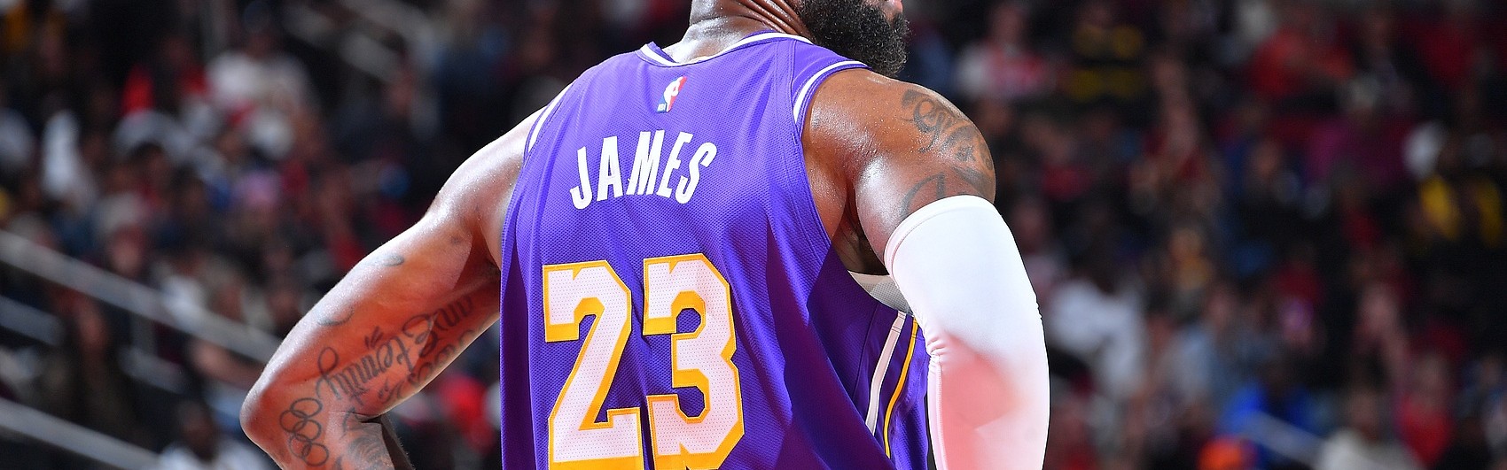 世界杯客户端升级下载-未来成谜！詹姆斯还会继续征战NBA吗？他会接受多大幅度的降薪？