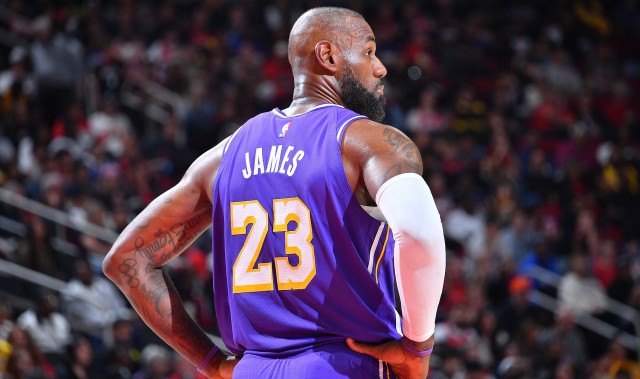 世界杯客户端升级下载-未来成谜！詹姆斯还会继续征战NBA吗？他会接受多大幅度的降薪？